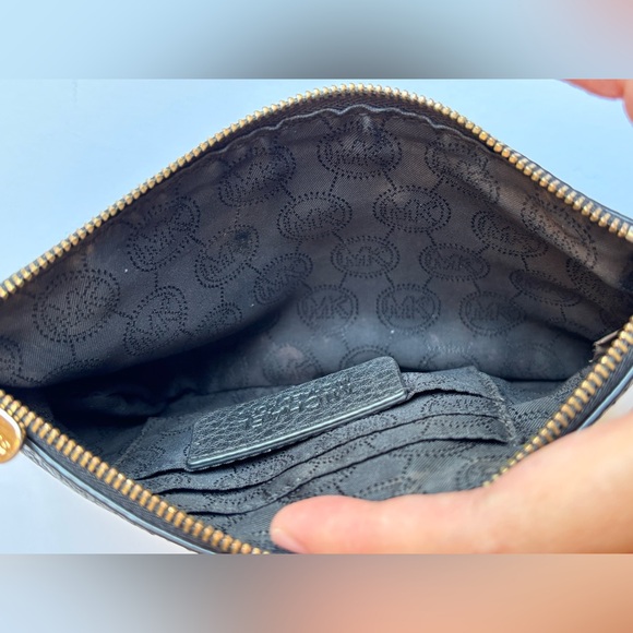 Michael Kors Pouch in Black Pebbled Leather - Picture 7 of 8